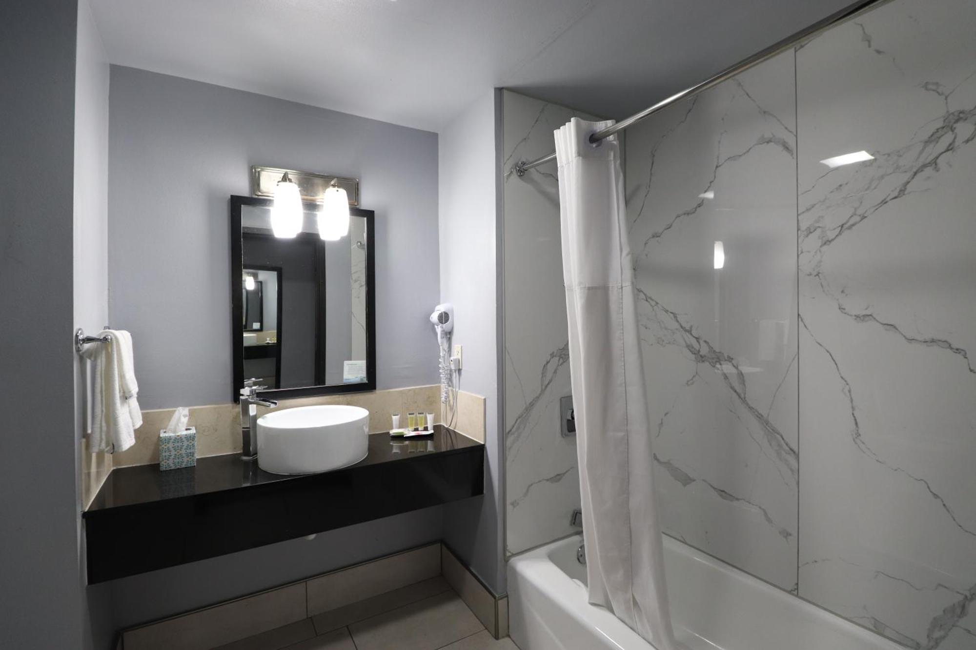 Days Inn & Suites By Wyndham Milwaukee Ngoại thất bức ảnh
