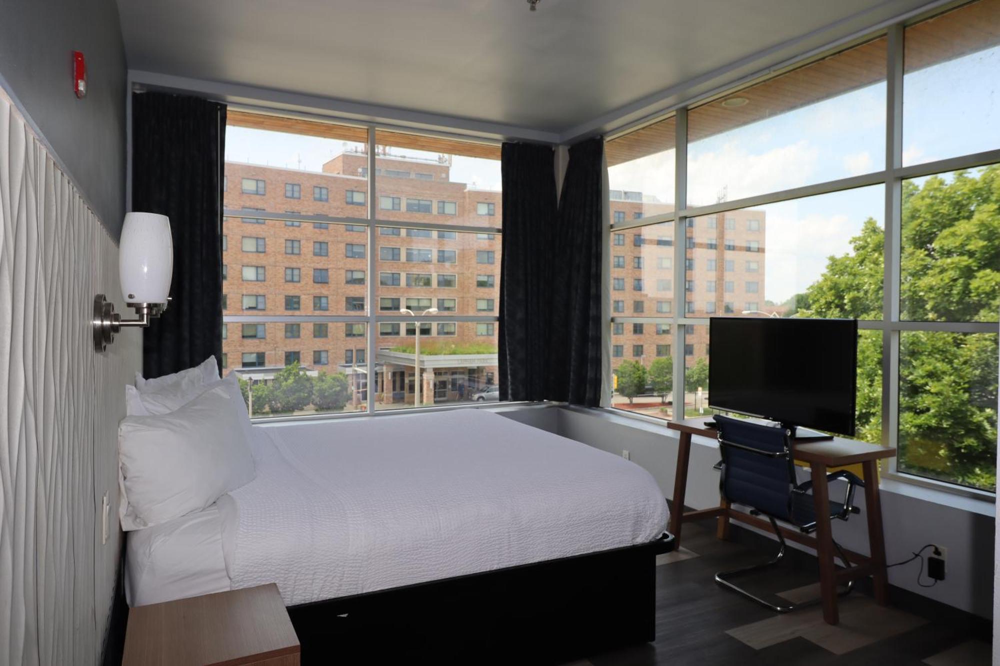 Days Inn & Suites By Wyndham Milwaukee Ngoại thất bức ảnh