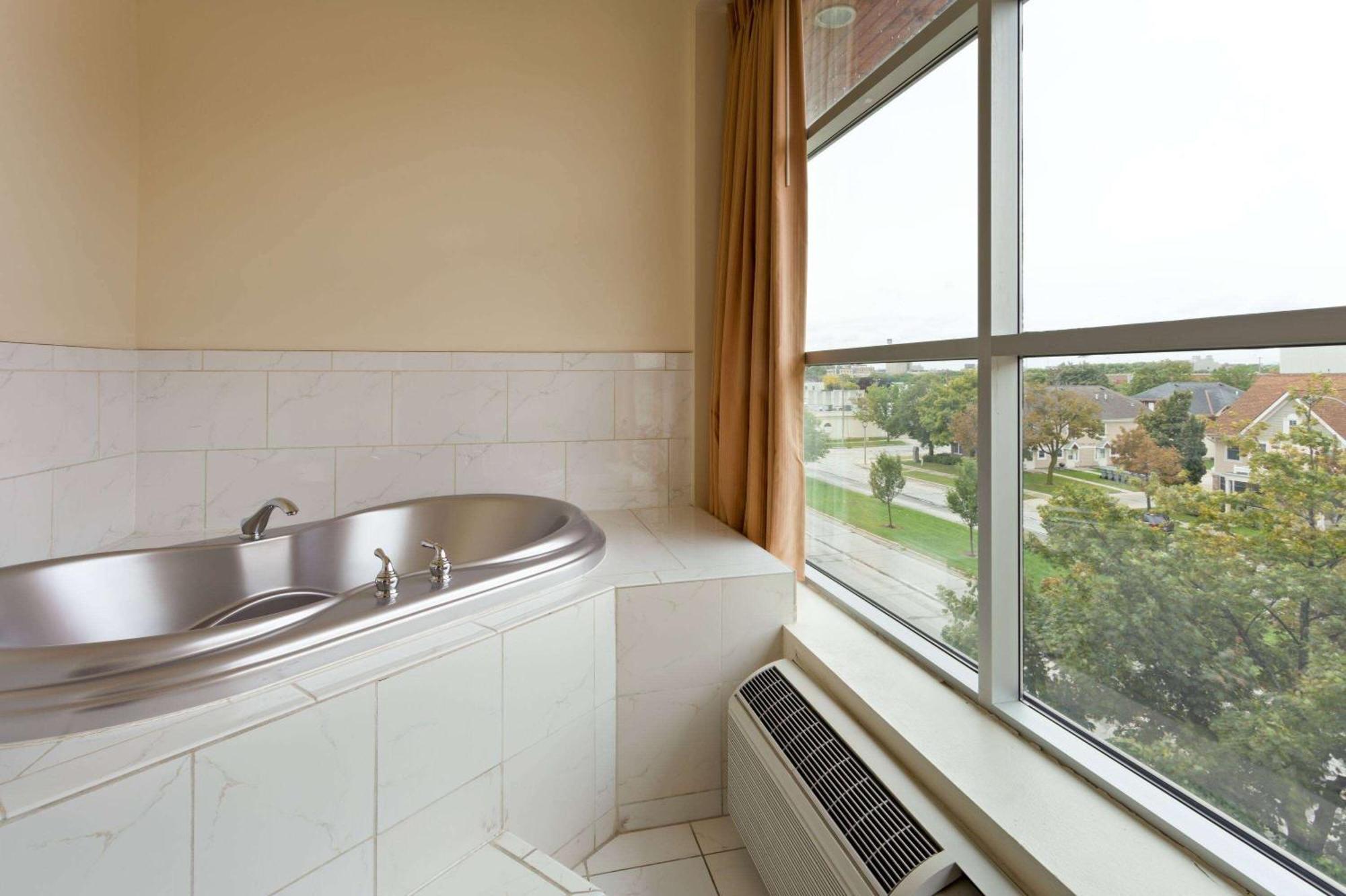 Days Inn & Suites By Wyndham Milwaukee Ngoại thất bức ảnh